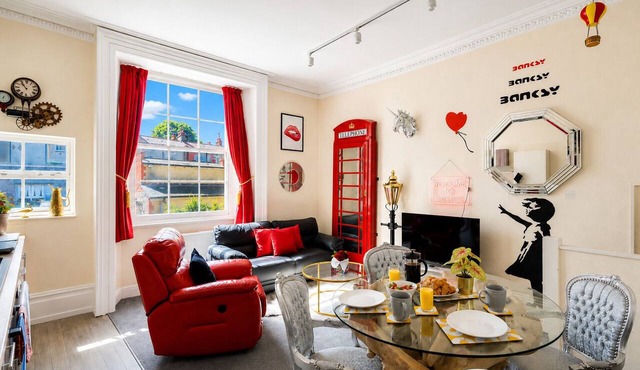 STR8BS8 Banksy 2-Bedroom Apartment, Clifton, Parking & Garden