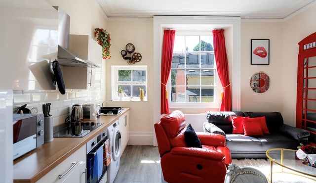 STR8BS8 Banksy 2-Bedroom Apartment, Clifton, Parking & Garden