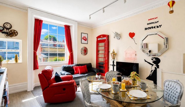 STR8BS8 Banksy 2-Bedroom Apartment, Clifton, Parking & Garden