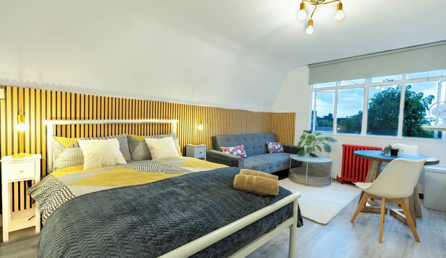 Studio Flat in Shepherd`s Bush, 2 minutes' walk away from Tube Station