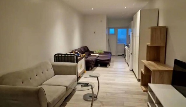 Studio flat near luton airport. Contractors, families, friends welcome.