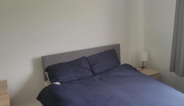Studio Sleeps 2 - Shared Garden - Free Parking in Saltash