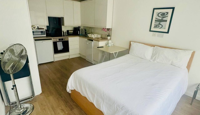Studio - Sleeps 2 - Wifi - Parking
