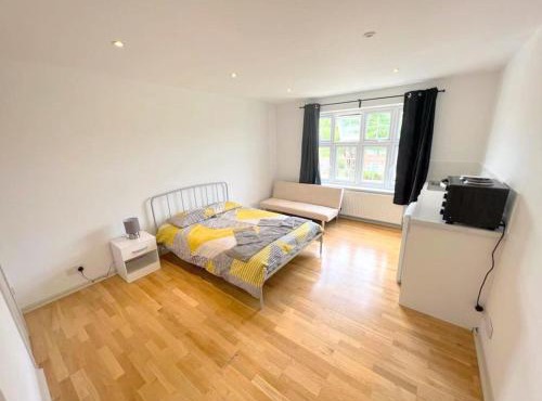 Studio (Triple) in Sutton
