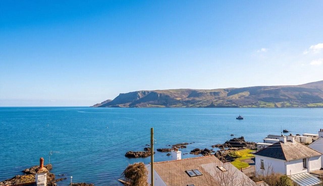 Studio with Sea View · Sleeps 2 · Walk to Cushendall Beach & Glens