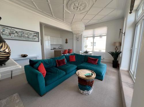 Stunning 2 Bed Apartment with Sea Views