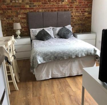 Stunning Studio1, Banstead with free off st parking