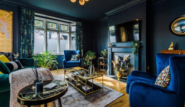 Stunningly Unique 4 Bed House in The Windsor Tapestries by Casa by Grace - Sleeps 7-9, Private Hot Tub Hire, Free Parking, Dog Friendly, Legoland, Windsor Castle