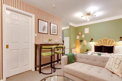 Stylish and modern studio flat Free parking - Pass the Keys
