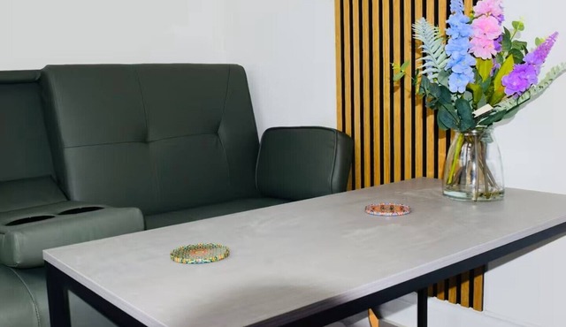 Stylish & Compact Central MK 1-Bed Walk to Station | Business Ready Free Parking