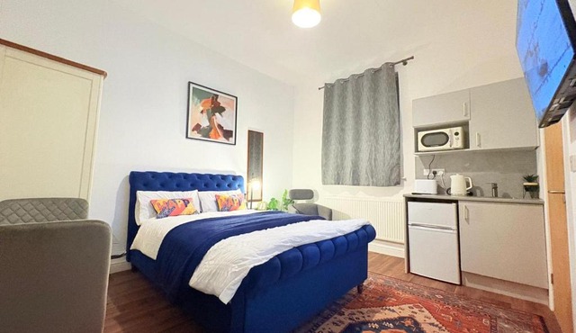 Stylish studio 8,Weekly, Monthly stay deals,Parking,Contractors,NHS,Families, Relocators, nr Sandwell hospital