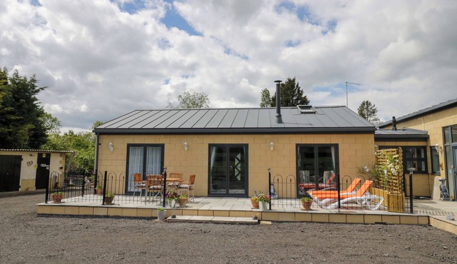 THE BARN, pet friendly, with open fire in Astwood Bank