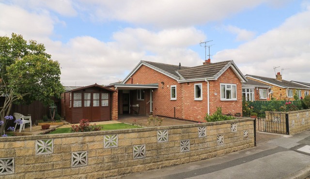 THE CORNER BUNGALOW, pet friendly, with a garden in Great Driffield