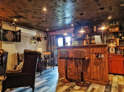 The Pub - Unique & Authentic Experience - Free Parking!, 5 minutes from Airbus and The Mall Cribbs