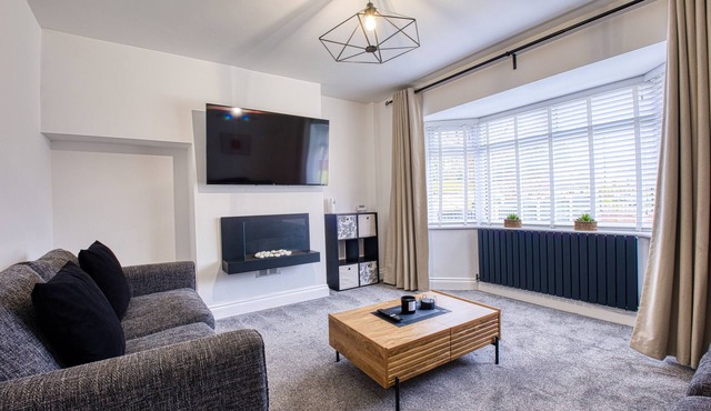 The Southfield Stay - Beautiful, Spacious, Modern Home