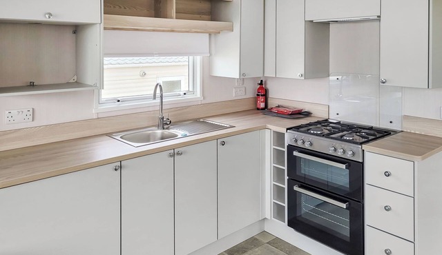 This comfortable stylish caravan offers beautiful sea and country views.
