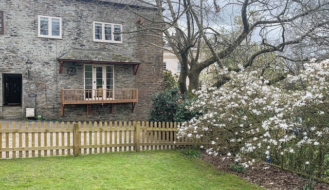 This pet-friendly, end-of-terrace cottage is ideal for family or friends holidaying together.