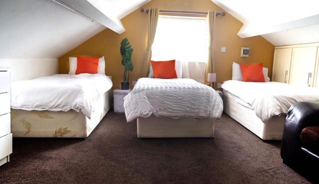Triple single Bedroom with Garden Netflix Free Parking