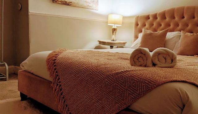 Ty Hiraeth A Charming Stay Steps Away from Caerphilly Castle!