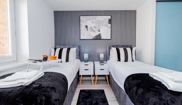 Upgraded 4Beds Level Access Lifts 2Bath Parking! in Basingstoke