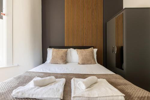 Vibrant Hackney Studio with City Access