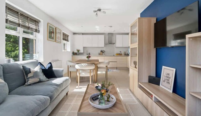 Virginia Water - 2 Bed w/Parking - By Tempstay