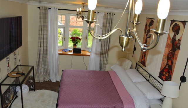 Whole Cosy Home, Sleeps 11 in 4 Bedrooms, full kitchen, 2 toilets, 55"TVs PetsOK