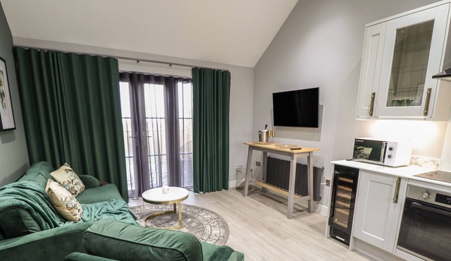 WILLOW, romantic, luxury holiday cottage, with hot tub in Willerby