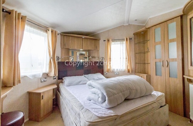 Beautiful, pet friendly caravan by the beach in Suffolk ref 40126ND