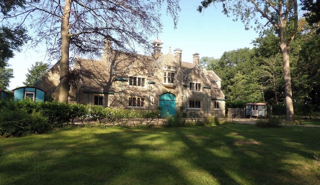 THE LADY ROTHSCHILD STABLES, pet friendly, with a garden in Oundle